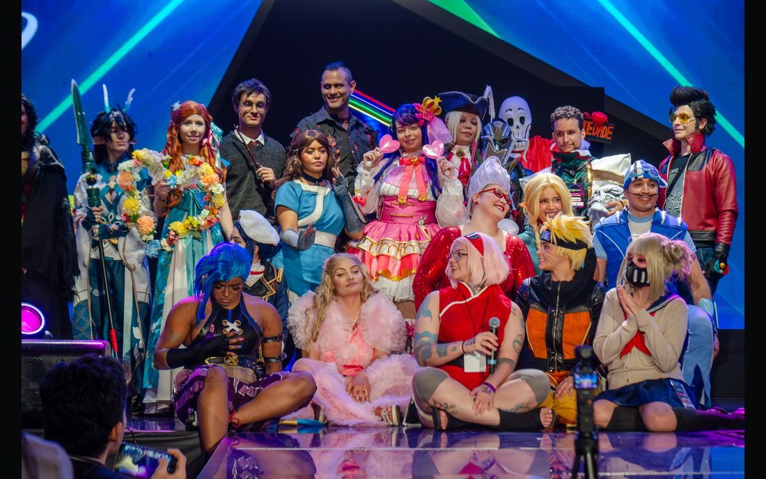 Grupo de cosplayers reunidos no palco do GO GAME